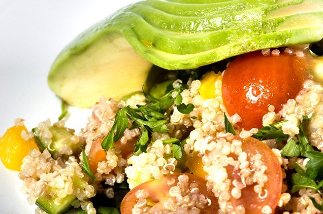 Receta saludable y rica en proteínas, ensalada de Quinoa con Pollo al natural de Quamtrax  y Aguacate